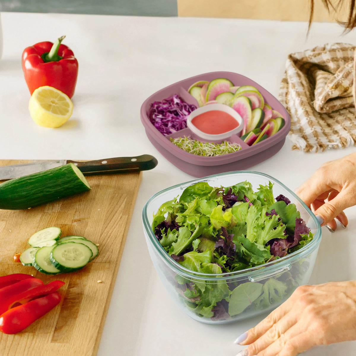 Leak-Proof Glass Salad Container with 61-oz Bowl, 4-Compartment Tray, 3-oz Sauce Container, and Reusable Fork (Dark Gray) Y726